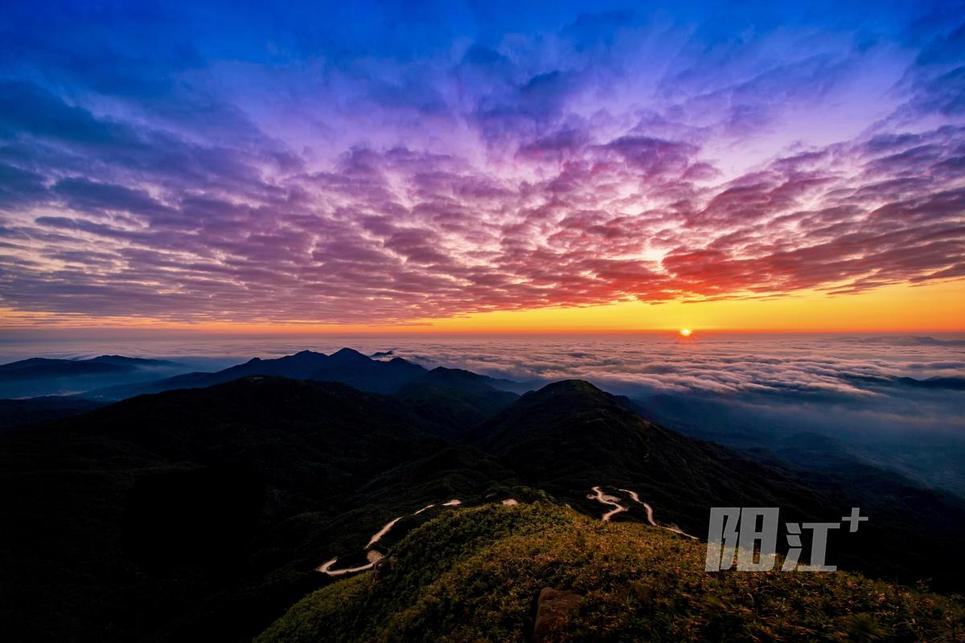 大山上的日出