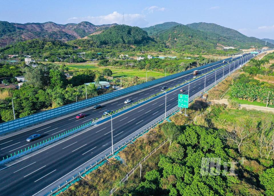 扩建后的沈海高速公路开阳段双向8车道