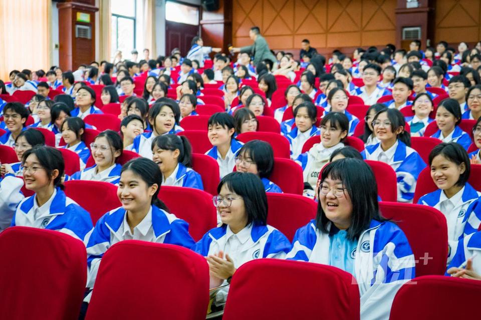 许鸿飞到广东两阳中学开设《传承红色基因,展现雕塑之美》讲座 