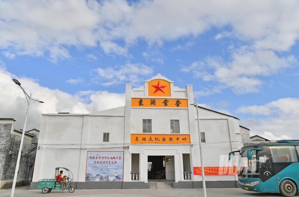 摘要:(详见本报5月11日a08版)李世焱是阳东区东平镇良洞村人,他以诗人